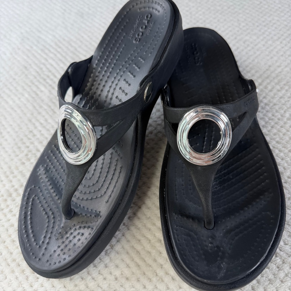 Crocs Sanrah Hammered Circle Wedge Sandals Black Women 6 203342 Thong Flip Flop
